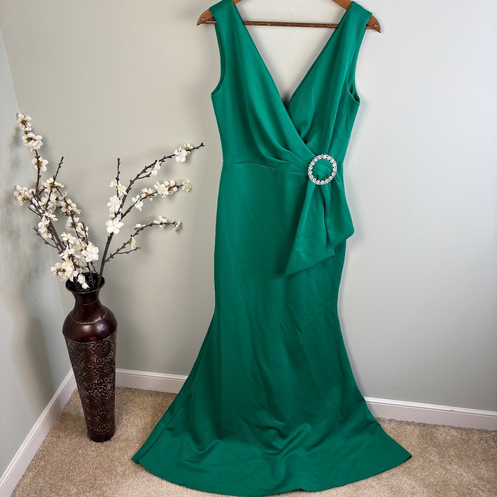 Eliza J GREEN Surplice V-Neck Sleeveless Mermaid Gown Size 8 - Picture 2 of 4